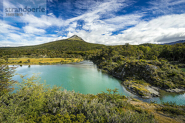 Idyllische Aufnahme der Laguna Verde und des Flusses Lapataia  Nationalpark Tierra del Fuego  Ushuaia  Patagonien  Argentinien