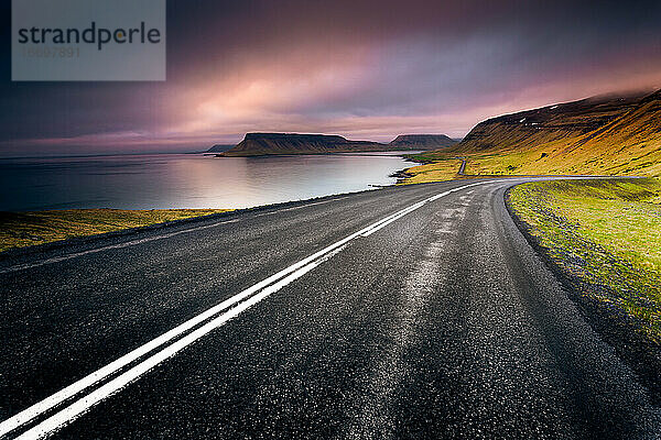 Schöne Landschaft in Island mit einer unendlichen Straße