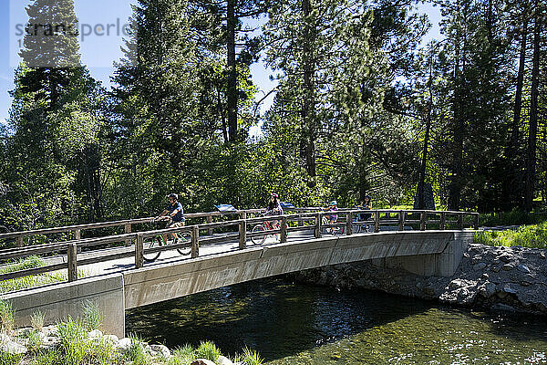 Eine Familie genießt eine Fahrradtour auf einem Radweg in South Lake Tahoe  CA
