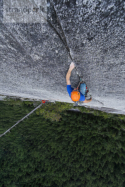 Mann klettert in Squamish  Blick von der Spitze einer ausgesetzten Mehrseillänge