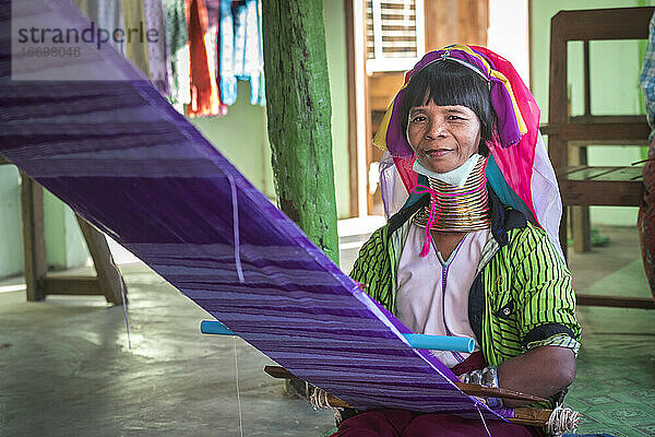 Porträt einer birmanischen Frau vom Stamm der Kayan beim Weben in einer Textilwerkstatt  Inle-See  Myanmar