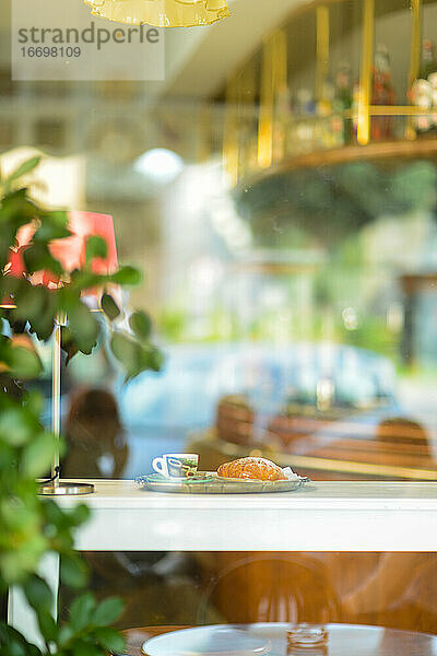 Espressokaffee  Orangensaft und Vanillepudding-Croissant