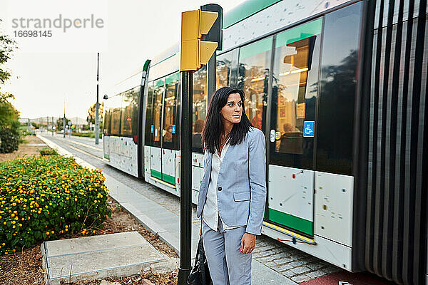 Arbeiterinnen warten auf öffentliche Verkehrsmittel.