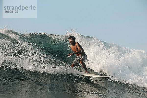 Surfer auf einer Welle  Lombok  Indonesien