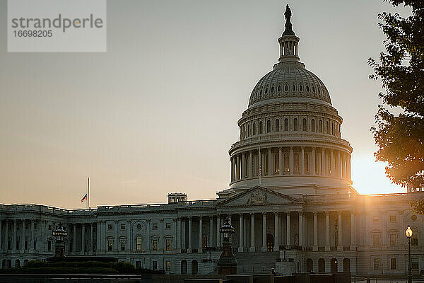 Sonnenuntergang hinter der Kuppel des US-Kapitols