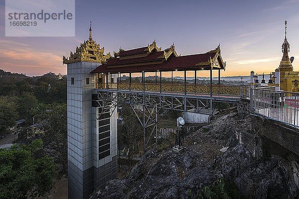 Aufzug der Taung Kwe Pagode gegen den Himmel bei Sonnenuntergang  Loikaw  Myanmar