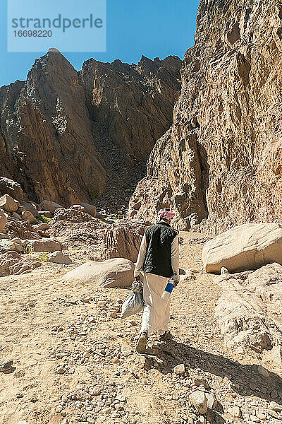 Beduinenreiseführer im Sinai-Gebirge bei Nuweiba und Saint Catrine