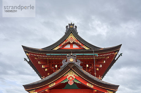 Der Fushimi Inari Taisha ist der Hauptschrein des Gottes Inari und befindet sich im Bezirk Fushimi in Kyoto  Japan.