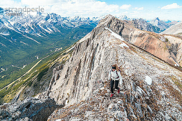 Wanderer auf dem Gipfel des Grizzly Peak im Kananaskis Country in den kanadischen Rockies