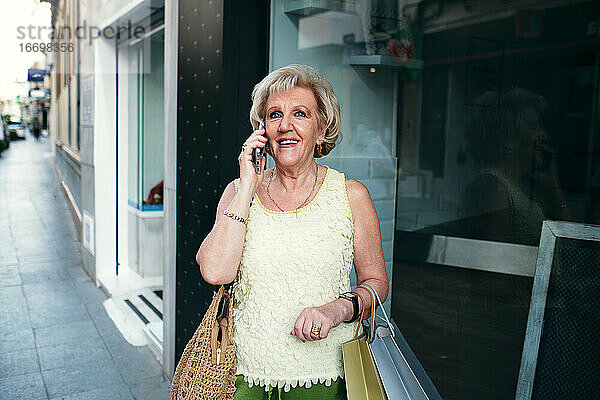 Frauen  die mit ihren Einkaufstaschen telefonieren