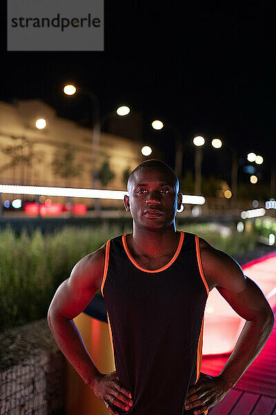 Selbstbewusster schwarzer Läufer auf der Straße