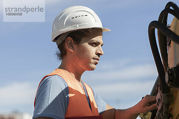junger Ingenieur bei der Arbeit im Freien in einer Fotovoltaikanlage