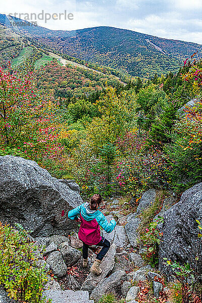Junge Frau beim Bergwandern in den White Mountains im Herbst.