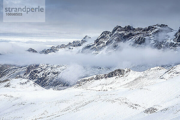 Blick auf die schneebedeckten Anden vom Rainbow Mountain Trail aus  Pitumarca  Peru