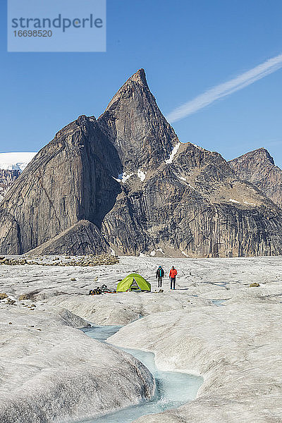 Bergsteiger im Basislager auf dem Gletscher unterhalb des Mt. Loki  Baffin Island.