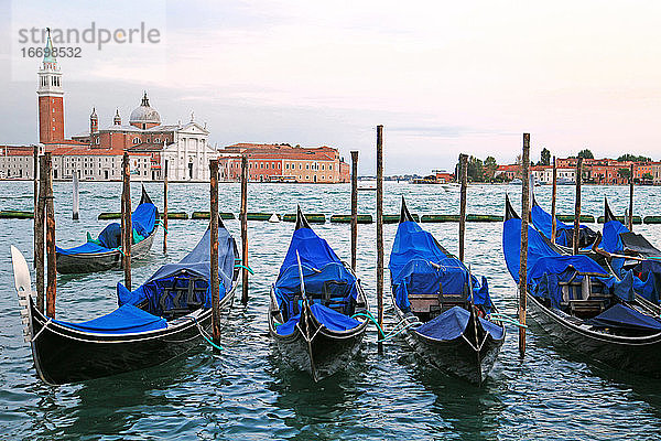 Gondeln auf den Kanälen in Venedig Italien geparkt