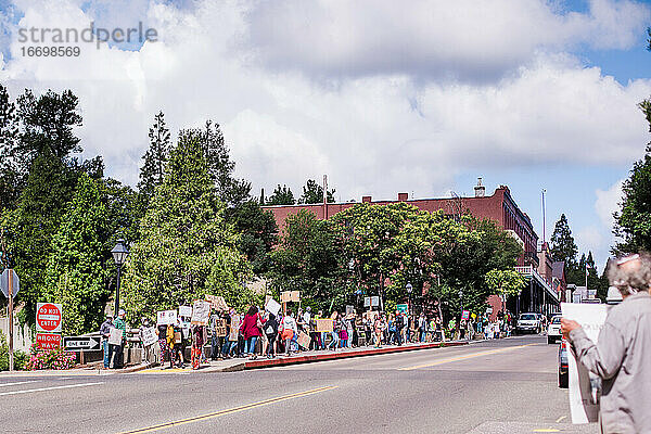Friedliche Demonstration im ländlichen Grass Valley  Kalifornien Protest