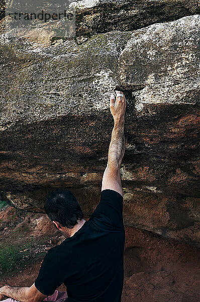 Kletterarm an einem Felsen hängen geblieben.