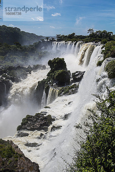 Blick auf die Iguacu-Wasserfälle in Argentinien