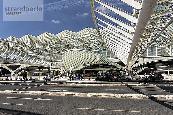 Schöner Blick auf den modernen Bahnhof Oriente im Parque das Nacoes