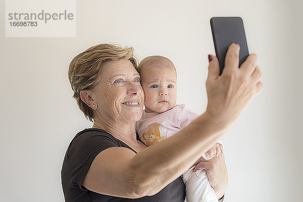 Großmutter macht ein Selfie mit ihrer Enkelin