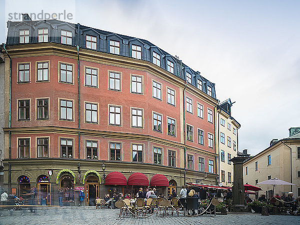 Platz mit Cafés in der historischen Altstadt Gamla Stan von Stockholm