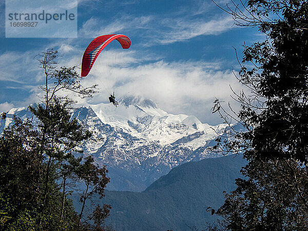 Tandem-Gleitschirmfliegen über dem Himalaya  Pokhara Nepal