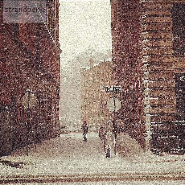 Person geht bei Schnee auf einer Straße in Soho