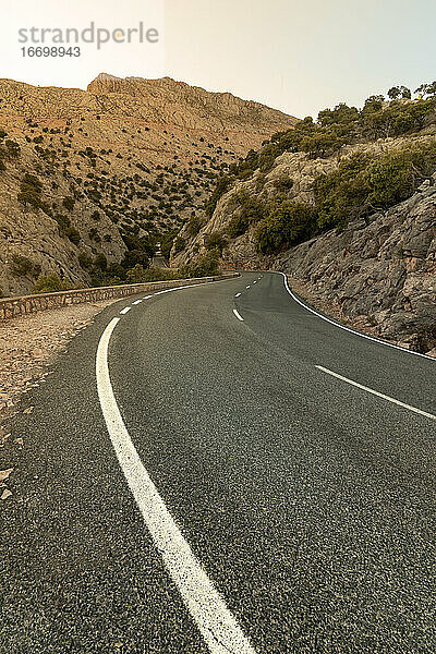 Schöne Asphaltstraße zwischen Bergen auf Mallorca  Spanien