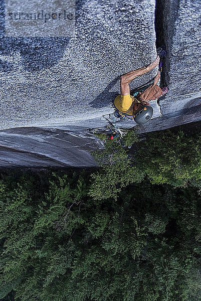 Mann lag mit dem Rücken zu einer breiten Spalte hoch über dem Boden auf Granit Squamish