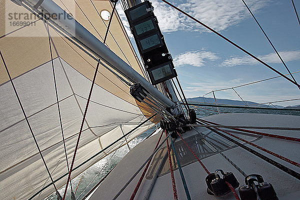 Instrumente und Seile auf einem Segelboot in Island