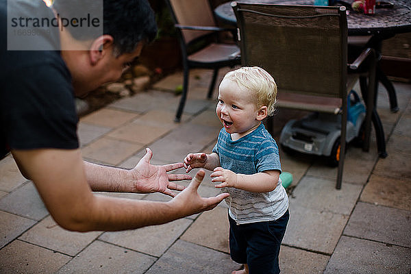 Onkel spielt mit Neffe im Garten in San Diego