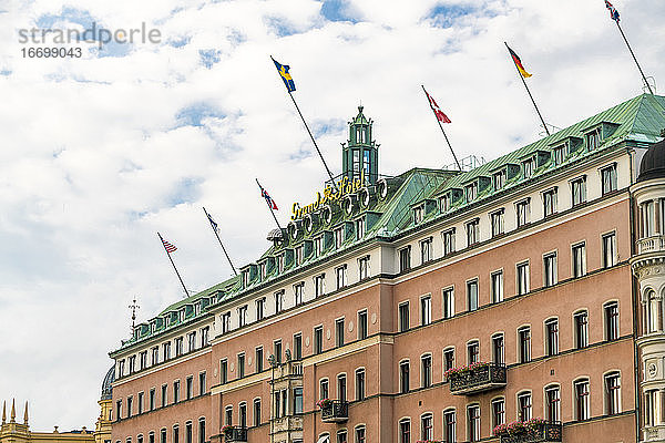 Blick auf das luxuriöse Grand Hotel im Zentrum Stockholms neben dem königlichen Palast