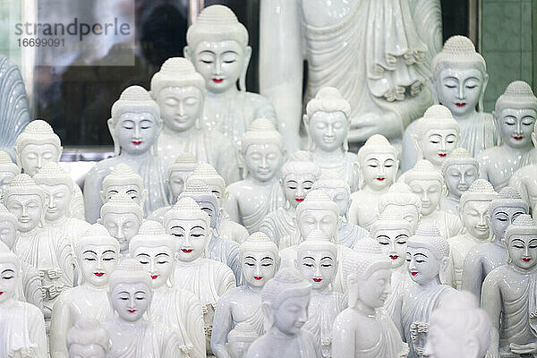 Verschiedene Buddha-Statuen in einem Geschäft  Mandalay  Myanmar