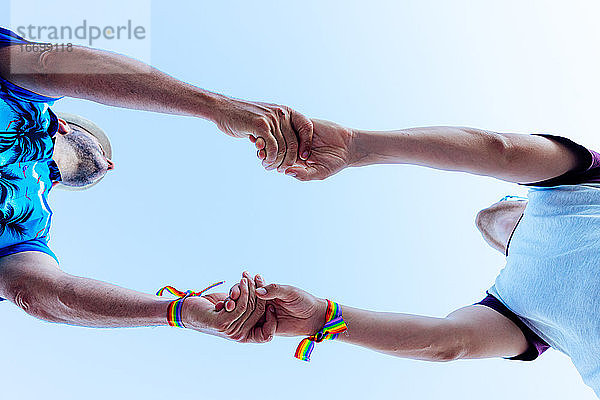 Homosexuelles Paar  das sich an den Händen hält - Stockfoto.