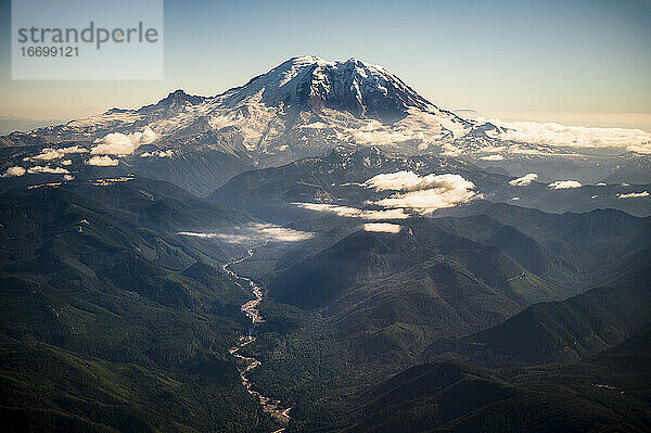 Mount Rainier aus einem Flugzeugfenster mit dramatischem Licht