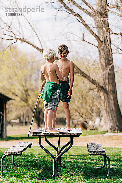 Zwei Jungen spielen am Picknicktisch