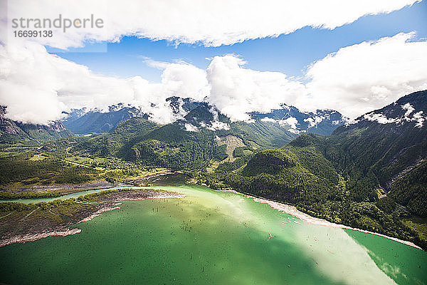 Luftaufnahme des Stave River  der in den Stave Lake fließt  Mission  B.C.