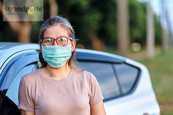 Eine Frau trägt eine Maske nach einer Fahrt während der COVID-19-Epidemie
