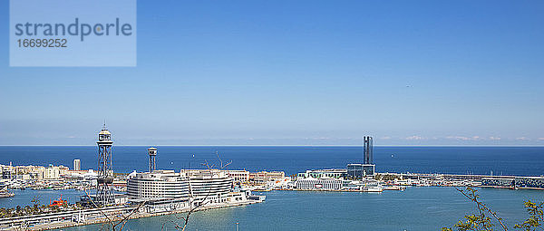 Skyline von Barcelona vom Berg Montjuic mit Blick auf den Hafen und die Stadt.