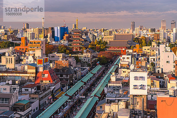 Sensoji-Tempel mit Sonnenuntergang Stadtbild von Tokio