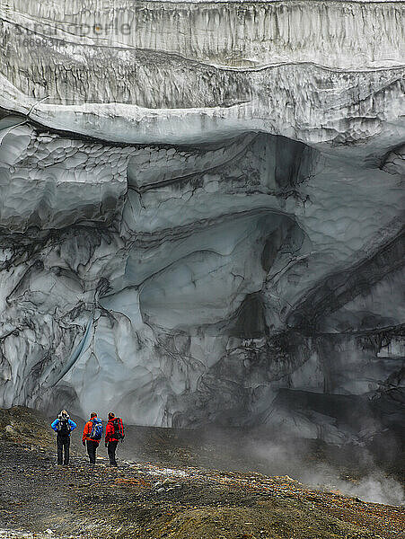 drei Freunde bei der Erkundung des Gletschers am Hrafntinnusker