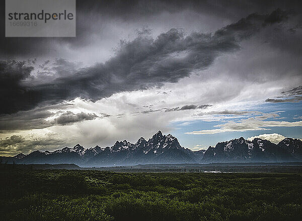 Auflösendes Gewitter über dem Grand-Teton-Tal in Jackson Hole  Wyoming