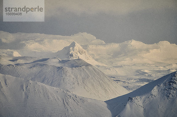 Berggipfel bei Sonnenuntergang im Winter