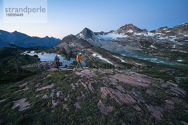 Wanderer klettern mit Stirnlampen von Kalksteinseen hinauf