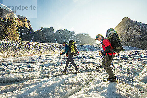 Backpacker wandern über einen Gletscher auf Baffin Island.