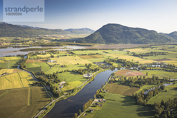 Luftaufnahme von Dewdney und Sumas Mountain  Fraser Valley B.C. Kanada.