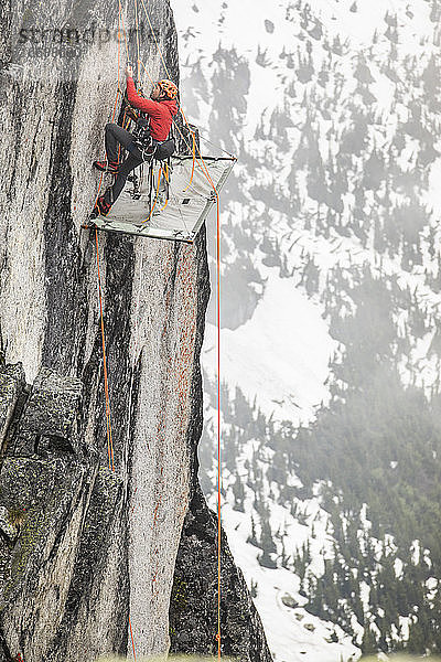 Ein Kletterer benutzt einen Prusik  um den Felsen oberhalb des Portaledges zu erklimmen.