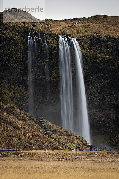 Touristen am Seljalandsfoss-Wasserfall  Südisland