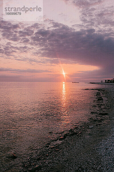 Schöner Sonnenuntergang am Strand